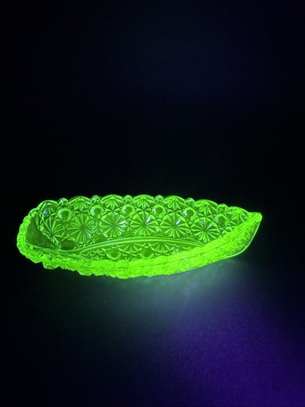 VTG Daisy Button Glass Mint Green Uranium UV Glow Canoe Boat Dish Salt